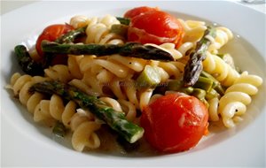 Pasta Con Espárragos Verdes, Tomates Cherry Y Queso Feta
