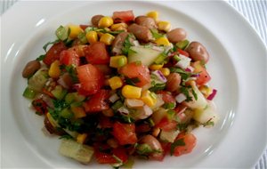 Ensalada De Frijoles Pintos Con Pepino, Maíz Y Cilantro
