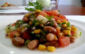 Ensalada De Frijoles Pintos Con Pepino, Maíz Y Cilantro
