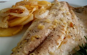 Dorada Al Horno Con Patatas, Ajo Y Romero
