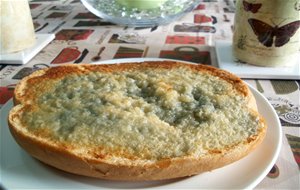 Tostada Con Queso Azul Gratinado
