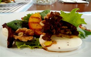 Ensalada De Brotes Tiernos  Con Nectarinas Asadas, Queso Mozzarella Y Nueces
