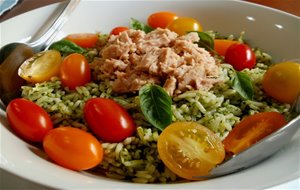 Ensalada De Arroz Con Albahaca, Atún Y Tomates Cherry
