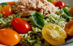 Ensalada De Arroz Con Albahaca, Atún Y Tomates Cherry
