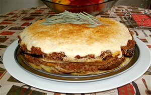 Musaka O Moussaka (pastel De Berenjenas Con Patatas Y Carne)
