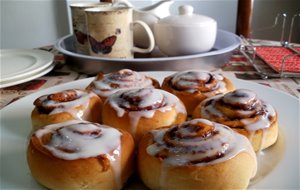 Rollos De Canela O Cinnamon Rolls
