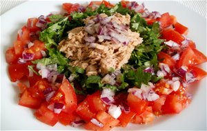 Ensalada De Cilantro Con Tomate Y Atún 
