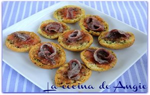 Canapés De Tomate Y Anchoas
