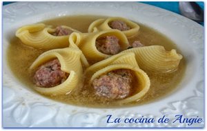 Sopa De Galets Rellenos (cataluña)
