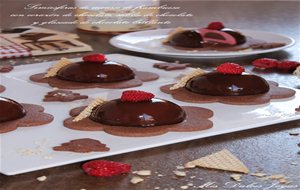 Semiesferas De Mousse De Frambuesa Con Corazón De Chocolate, Sablée De Chocolate Y Glaseado De Chocolate Brillante
