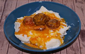 Pure De Patatas Con Albondigas En Salsa De Curry