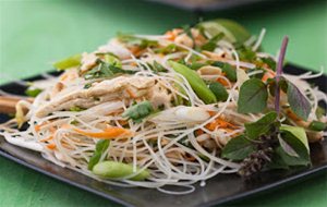 Ensalada Oriental Con Fideos De Arroz Y Calamar
