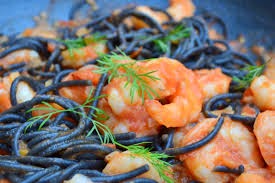 Espaguetis Negros Con Gulas Y Gambas
