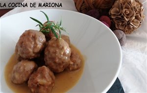 Albóndigas Con Piñones Y  Salsa Inglesa