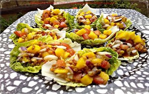 Ensalada De Lentejas Y Mango Sobre Lechuga
