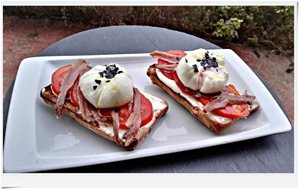 Tosta De Pan De Nueces Con Anchoa Y Huevo Poche
