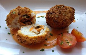 Albondigas De Arroz Y Mejillones Acompañado De Salsa De Tomate Cherry
