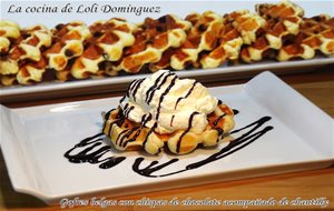 Gofres Belgas Con Chispas De Chocolate Acompañado De Chantilly
