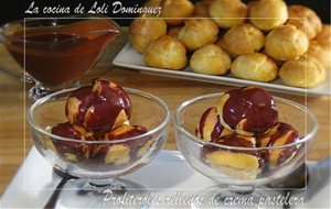 Profiteroles Rellenos De Crema Pastelera Con Salsa De Chocolate
