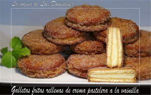 Galletas Fritas Rellenas De Crema Pastelera A La Vainilla
