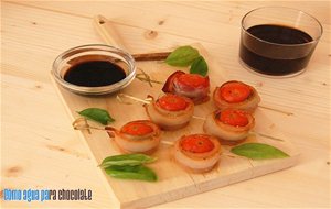 Brochetas De Tomates Cherrys, Beicon Y Albahaca.
