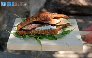 Croissant Con Queso Azul Y Brevas.
