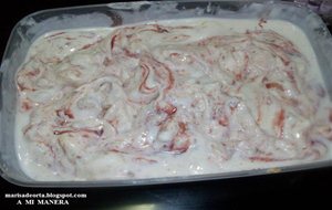 Helado De Tarta De Queso Y Sirope De Fresa
