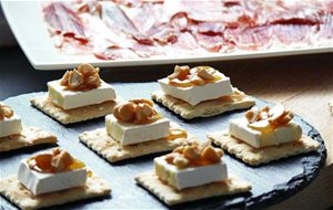 Crackers Con Queso Brie, Nueces Y Miel