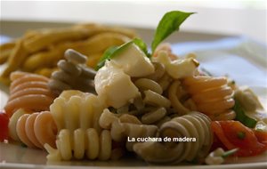 Pollo  Especiado Con Guarnición De Ensalada Caprese Con Pasta
