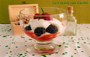 Mousse De Queso Fresco Con Frutos Del Bosque Y Salsa De Fresas
