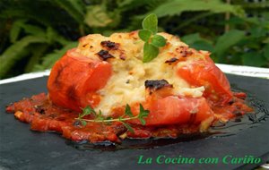 Tomates Rellenos De Bacalao Y Gambas Con Salsa Putanesca
