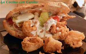 Pan De Pita Con Ensalada, Calamares Fritos Y Salsa De Yogur
