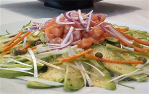 Receta De Tartar De Salmón Con Ensalada De Aguacate Y Encurtidos
