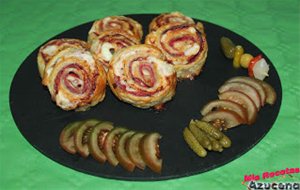 Rollitos De Hojaldre De Jamón Serrano, Con Queso Y Salami.
