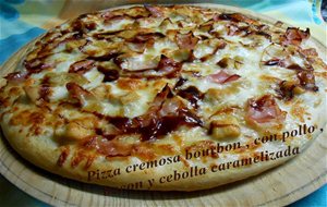 Pizza Cremosa Bourbon , Con Pollo,bacon Y Cebolla Caramelizada
