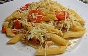 Pasta Con Pollo Y Albahaca
