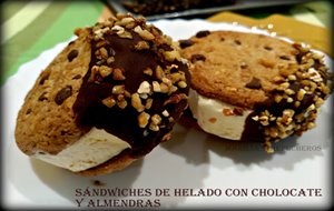 Sándwiches De Helado Con Chocolate Y Almendras
