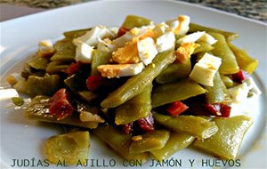 Judías Al Ajillo Con Jamón Y Huevos
