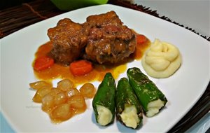 Rabo De Ternera Estofado  Con Pimientos Rellenos Y Cebollitas Caramelizadas
