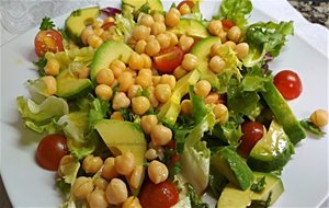 Ensalada Con Aguacate Y Garbanzos
