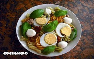 Ensalada De Pasta Con Mozzarella Y Albahaca
