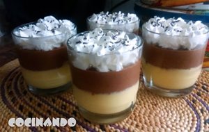 Vasos De Flan De Vainilla Y Chocolate Con Nata
