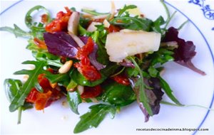 Ensalada De Brotes Tiernos Con Tomates Secos, Piñones Y Parmesano
