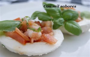 Caprese De Tartar De Langostinos Con Mozarella Y Albahaca
