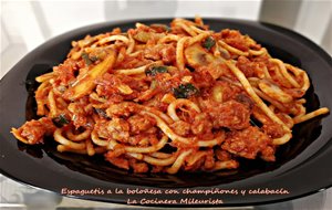 Espaguetis A La Boloñesa Con Champiñones Y Calabacín
