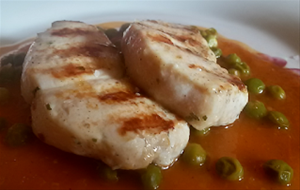 Medallones De Pollo Con Salsa De Tomate Y Guisantes.
