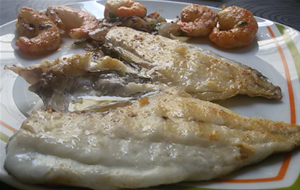 Dorada A La Plancha Con Cebolla Y Gambones.
