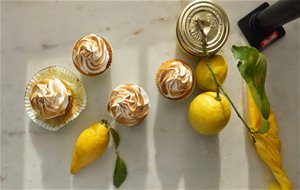 Cupcakes De Limón Y Merengue Rellenos De Lemon Curd. Los Favoritos De Martha Stewart.
