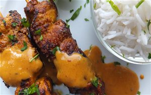 Pollo Satay Tailandés Con Salsa Picante De Cacahuete. O Elogio A Un Palo.
