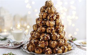 Estofado De Jabalí Con Salsa De Chocolate Y De Postre: Croquembouche
